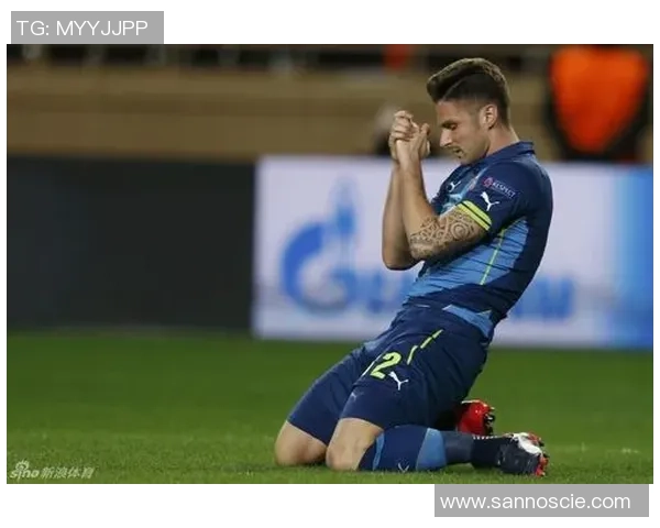 足球明星的腹肌纹身艺术展示与健身魅力的完美结合